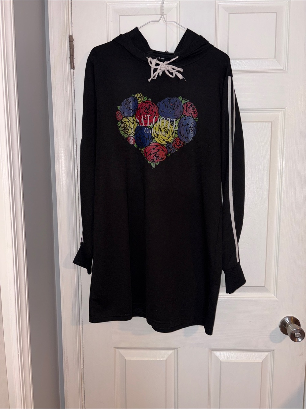Casual Black Long-Sleeve Hooded Dress with Floral Heart Print
